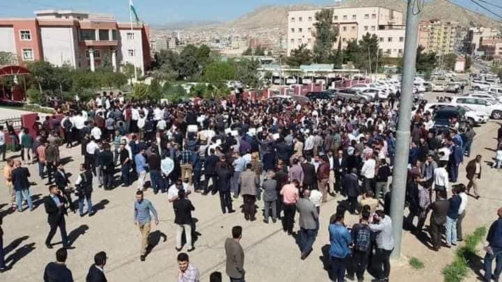 Demonstration in Duhok by teachers and civil servants in May 2020 against delay in payrolls.