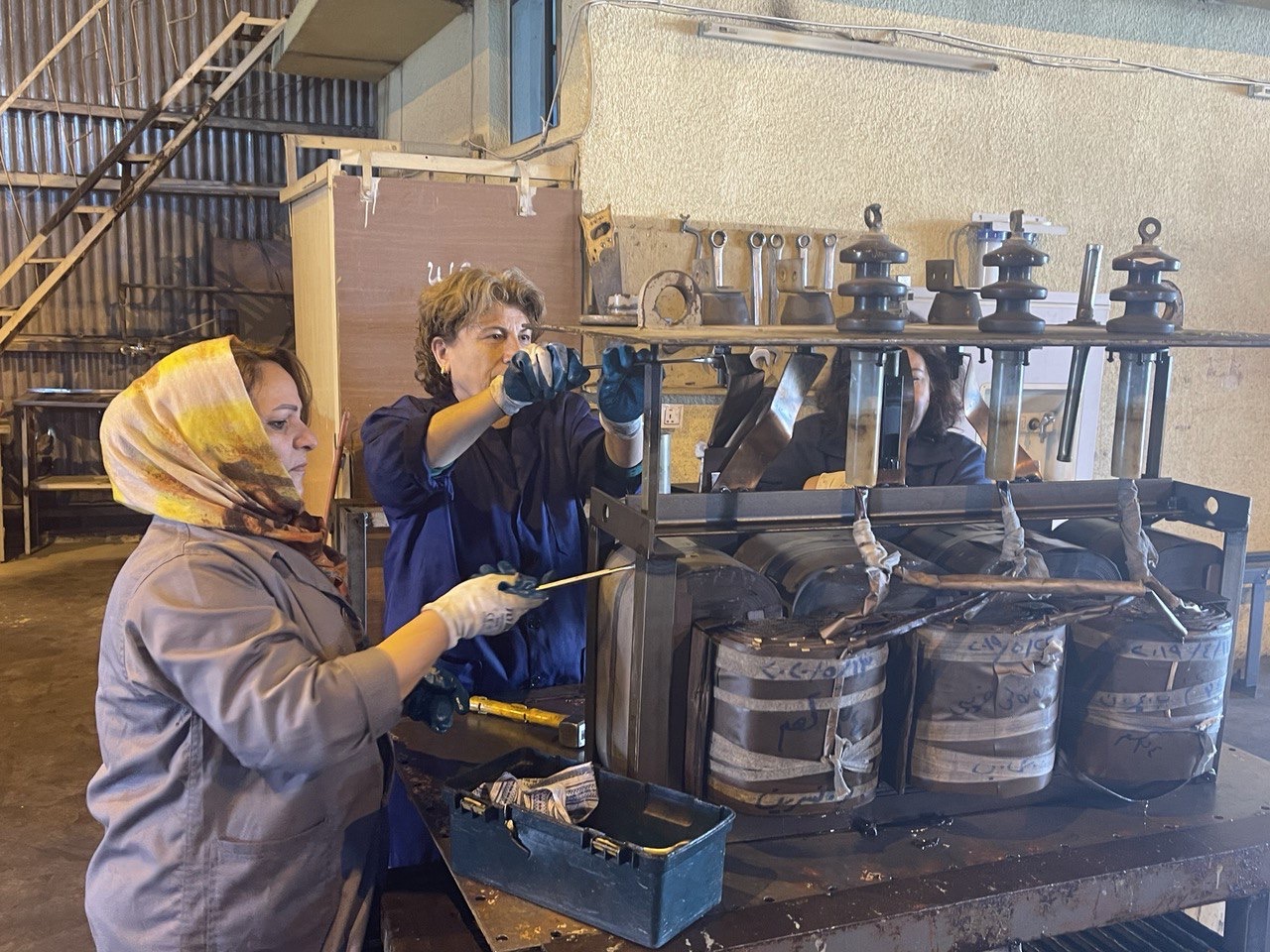 السليمانية /كانون الثاني/ زميلات نيكار خلال عملهن في المصنع  تصوير:عمر الهلالي