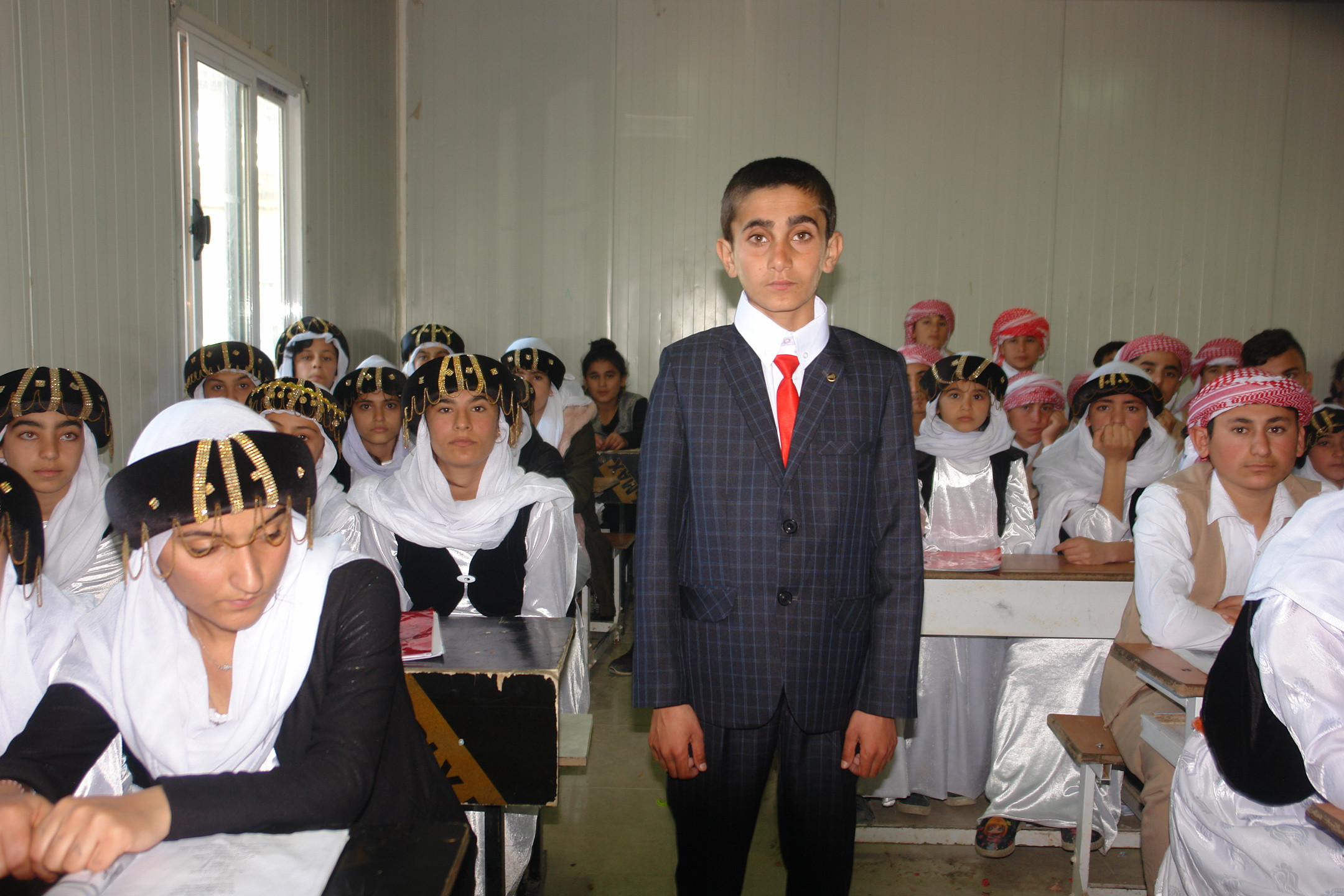 Duhok-Mazin, 8 Mart 2019, Kaparatu göçmen kamp okulunda bir sınıfa katılıyor. Fotoğraf: Ammar Aziz