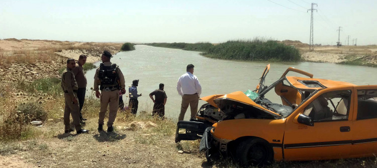 4 çocuk boğuldu<br>arabalarıyla bir aile Dakuk'un su projesine düştü