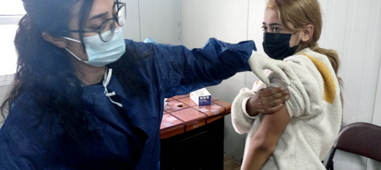 Belgesiz göçmenlere şartlı aşı yapılıyor ve aşı kartı verilmiyor