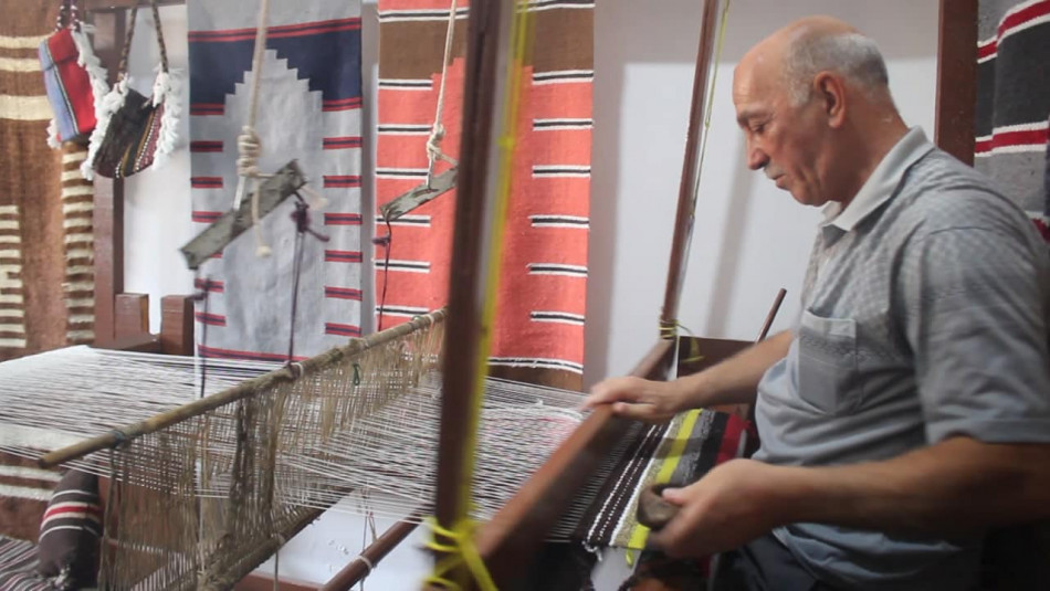 Mosulawi professor operates weaving machine belonging to his grandfather