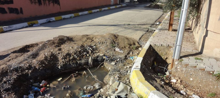 حفر مميتة في مدينة الموصل تثير قلق السكان