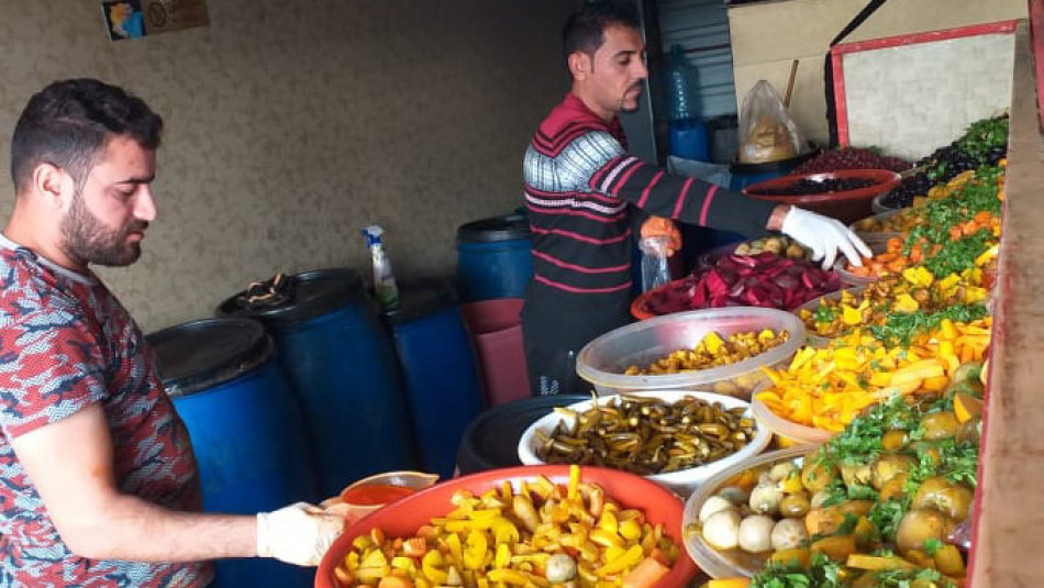 3 kamptan mülteci Eziz'in turşusundan yiyor