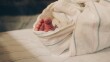 تحذير للأمهات... "التقميط المحكم قد يسبب مخاطر جسيمة للطفل"