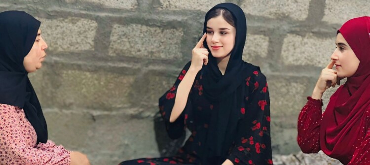 دایکێک بۆ سێ کچە نابیستەکەی، هیوا لە ئازاردا دەچێنێت