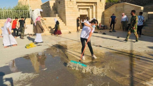 متطوعون ينظفون مزار شرف الدين بعد انتهاء مراسيم العيد
