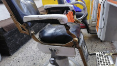 Berber Muafak müşterilerini 58 yıllık baba yadigarı sandalyede tıraş ediyor