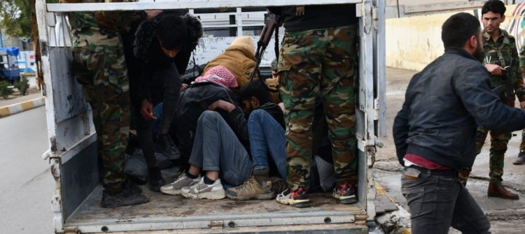 "متسللين عبر الحدود" <br> بالصور والتفاصيل ..  القبض على 22 سورياً وعراقيّ في تلعفر