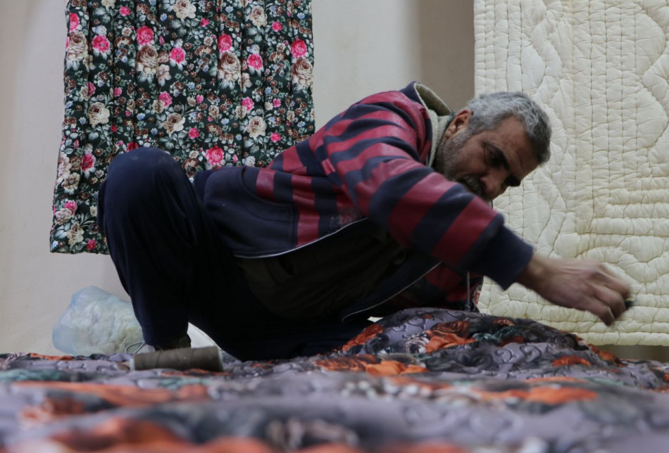 Ebu Nimr, kışın yerine yazın çalışmayı tercih ediyor, çünkü insanlar battaniyeleri kışın kullanıyor, bu yüzden onları yazın hazırlayıp kışın satmaya çalışıyor.