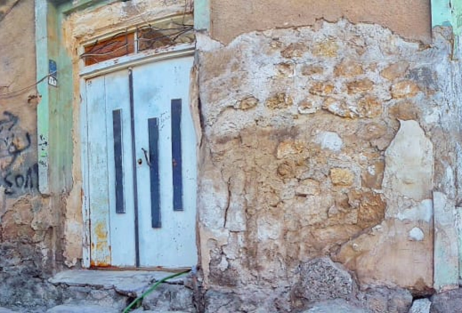تقع أطلال منازل اليهود في أحياء المصلى، إمام قاسم، القلعة وبيريادي