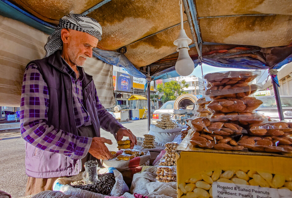 ئەركی سەرشانی مام قاسم قورسە؛ هاوسەرەكەی تووشی جەڵتەی مێشك بووە و پەككەوتەی سەر جێگایە، جگە لەوەش، كوڕێكی باری دەروونی جێگیر نییە و پێویستی بە چاودێری چڕ هەیە.