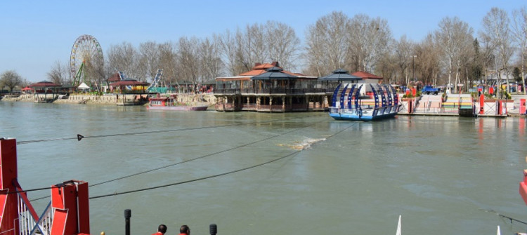 مجلس نينوى يتهم خمسة مسؤولين بالتقصير في حادثة غرق العبارة بمدينة الموصل